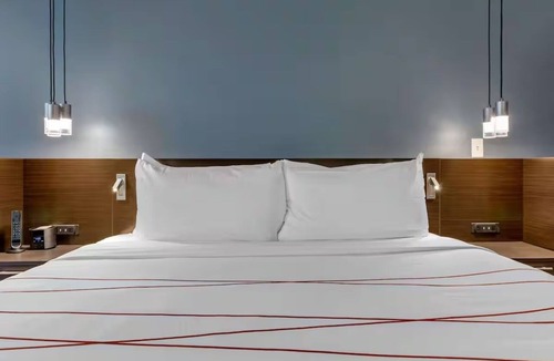 Riverside Hotel | King Corner Stay Near Phoenix Zoo & Old Town Scottsdale | with Outdoor Pool