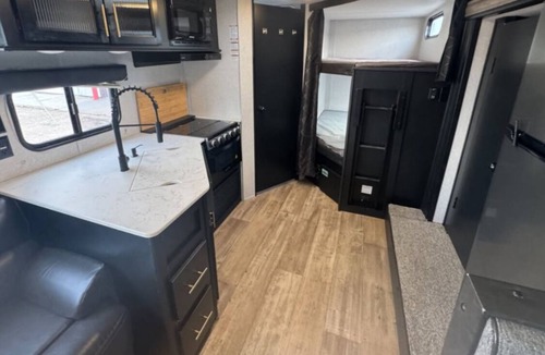 Evansville RV Rental | Kookie Kamper 2022 Cherokee Grey Wolf Forest River