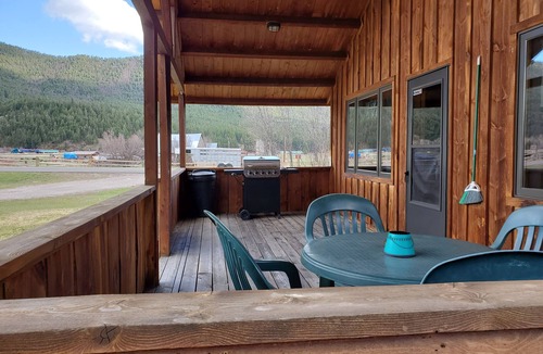 Clinton Cabin | L Diamond E Guest Cabin #1 Rural luxury close to everything.