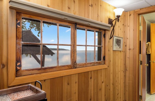 Agpar Apartment | Lake McDonald View Cabin on the shores of Lake McDonald