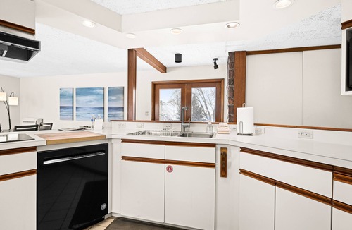 Park Point House | Lake Superior Beach House: Kayaks Provided