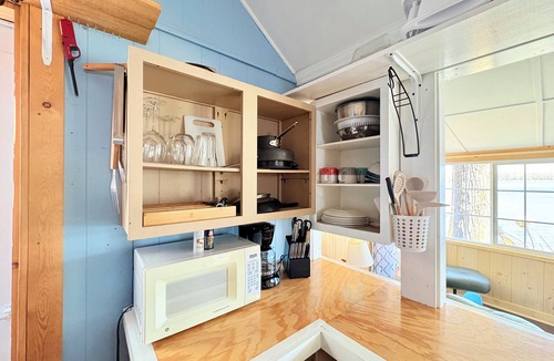 South Haven Cabin | Lakefront Cabin w/Dock & Kayaks, Perfect Summer Stay Rustic Nautic - Cabin 9