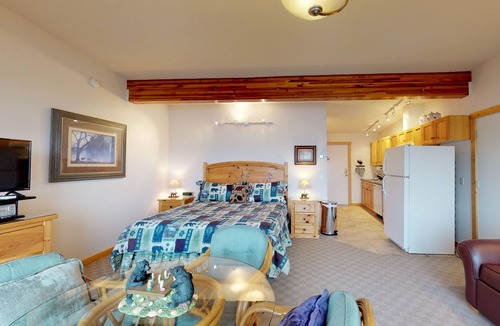Polson Apartment | Lakefront condo with water-view balcony, central AC & swimming dock
