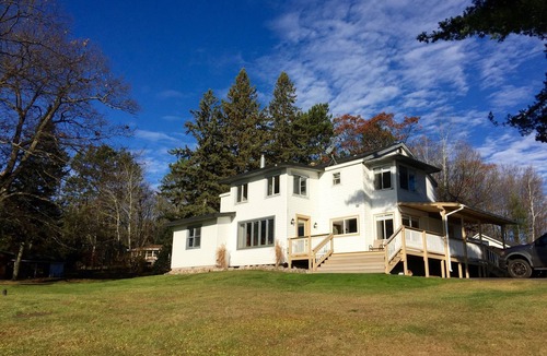 Arbor Vitae House | LAKEFRONT, SECOND-FLOOR, IMMACULATE SUITE with SPECTACULAR VIEWS