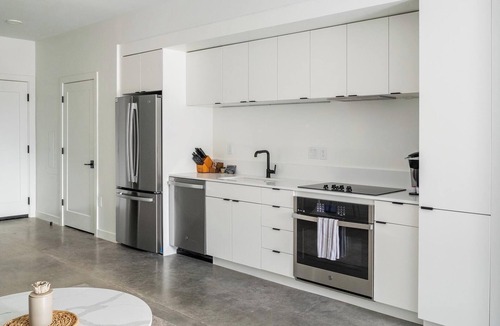 Sugar House Apartment | Landing | Chic Studio, Rooftop Lounge, Game Room