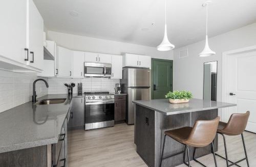 People's Freeway Apartment | Landing Incredible 1BD Clubhouse Pool
