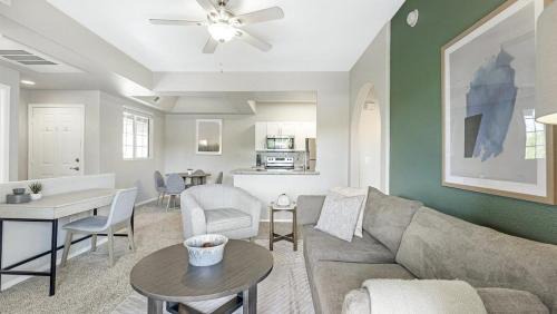 Cortaro Apartment | Landing - Modern Apartment with Amazing Amenities (ID7329X53)