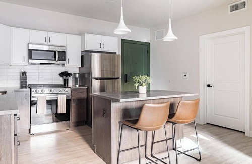 People's Freeway Apartment | Landing | Stunning 1BD, Gym, Clubhouse