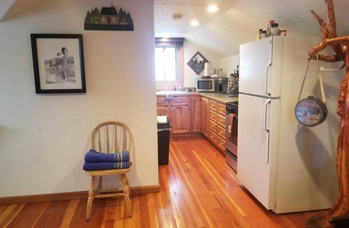 Darby House | Large, Fully Equipped, Private & Cozy Montana Vibe W/Fireplace, Hot Tub & Hiking
