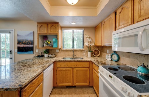 Layton Cabin | Layton Cabin/Spa with Private Sauna & Hot Tub!
