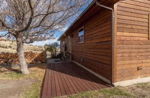 Emigrant House | Leisure on Leo - Your Paradise Retreat