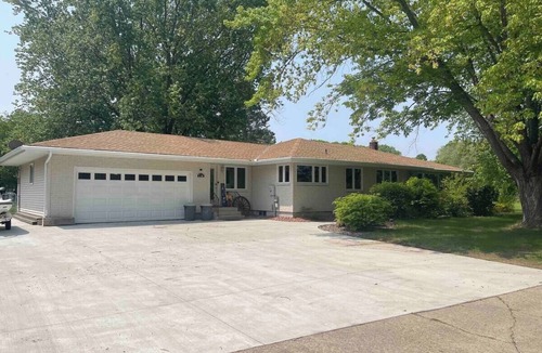 St. Cloud House | LOCATION! Near Hospital. 2 Bath, 3-bedroom house in delightful St. Cloud.