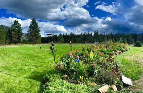 Superior Ski Chalet | ⭐ Lodge of a Lifetime King Bed Riverfront Fire!⭐