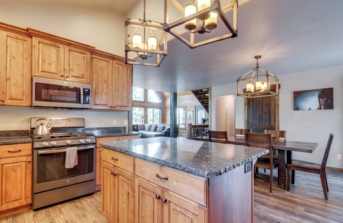 Mammoth Creek Cabin | 'Longview Lodge' w/Furnished Deck & Fire Pit!