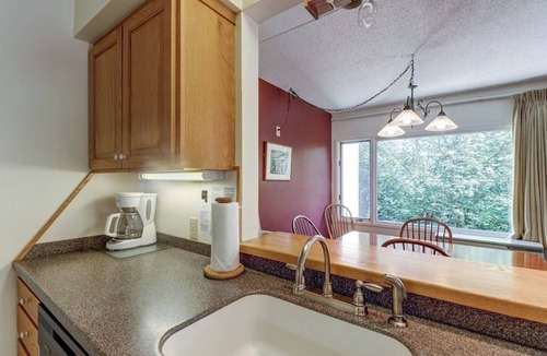 Warren Apartment | Lovely condo near skiing with 3 pools, sauna, fitness room & balcony