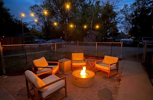 Historic Fort Collins High School Apartment | Lovely Guesthouse, AC, Backyard Gas Fire pit, Walking Distance to CSU & Old Town