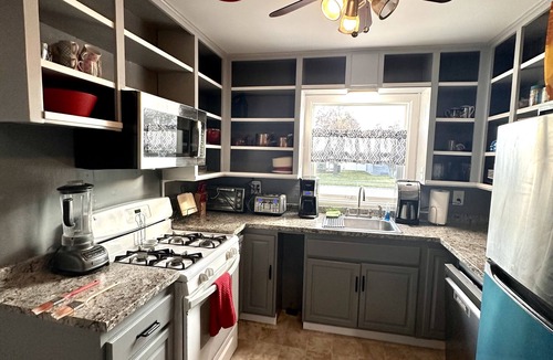 Billings House | Lrg family hm 5min drive to two hospitals, cancer center,colleges & METRA Arena