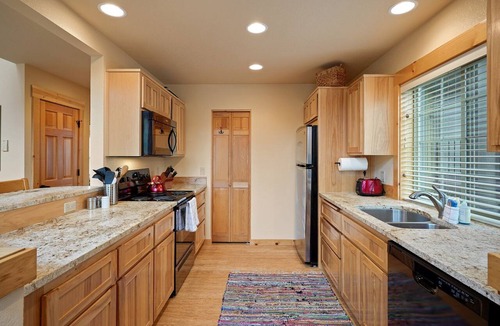 Redmond Cabin | Luminous Cabin with Modern Interior and Barbecue in Redmond, Oregon