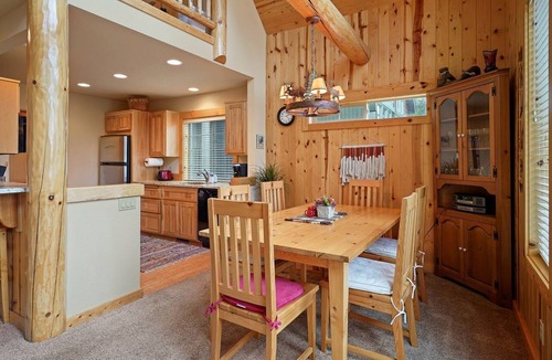 Redmond Cabin | Luminous Cabin with Modern Interior and Barbecue in Redmond, Oregon