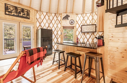 Pigeon Forge Cabin | Lush Comfort, great for couples or small family, Huge Deck w/Privte Hot Tub