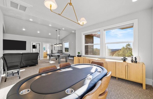Orderville House | Lux Retreat, Hot Tub, Sauna, Cold Tank, Pool Table