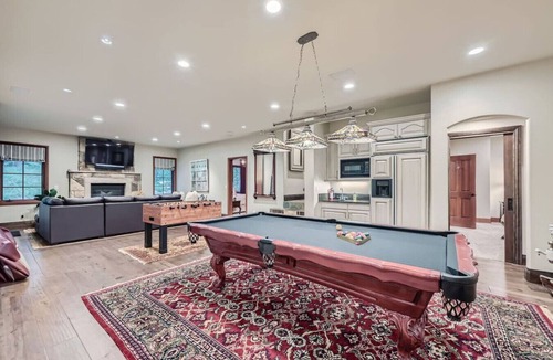 Edwards House | Luxe 6BR, gated retreat, steps to Arrow Bahn lift Hosted By Alpine Co-Hosts