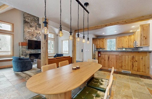 Salt Lake Mountain Resorts House | Luxurious furnished modern mountain ski chalet set deep in the woods