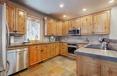 Salt Lake Mountain Resorts House | Luxurious furnished modern mountain ski chalet set deep in the woods