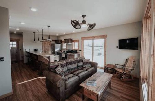 Dillon House | Luxurious Hideaway on Beaverhead River - Bunk