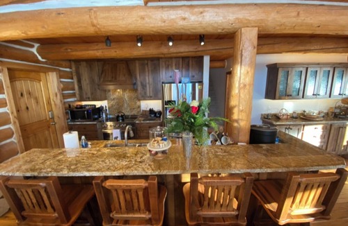 Red Lodge House | Luxurious Log Cabin & Hot Tub on Golf Course with Spectacular Mountain Views