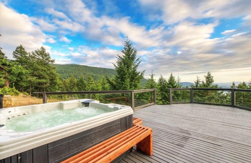 Eastsound House | Luxurious Mountaintop Retreat with Stunning Views