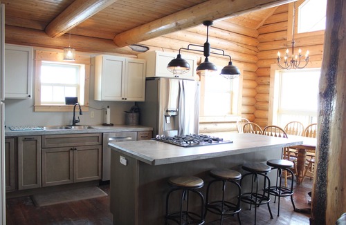 Polaris Cabin | Luxurious SW Montana Log Cabin near Maverick Mountain skiing & Elkhorn Hotspring