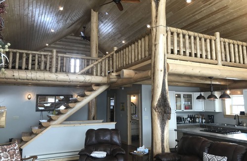 Polaris Cabin | Luxurious SW Montana Log Cabin near Maverick Mountain skiing & Elkhorn Hotspring
