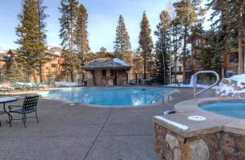 Christie Heights Condo | Luxury 1BR MTN Thunder ski-in condo w/hot tubs & pools - walk to & gondola!