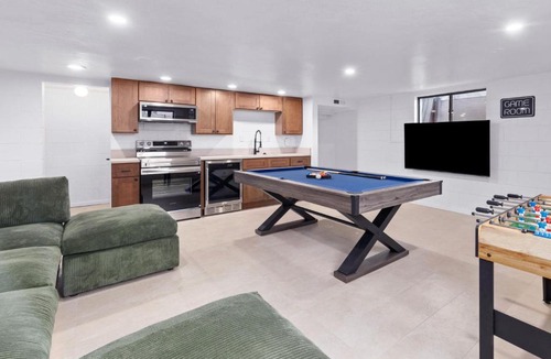 Sam Hughes House | Luxury 5 BR Retreat Sleeps 11 Near U of A