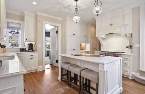 East Isles House | Luxury 6600 sq.ft Stunning Home/Sleeps 10+