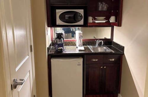 Northeast Virginia Beach Hotel | Luxury Beachfront Resort Studio w/Kitchenette in VA Beach Sleeps 2