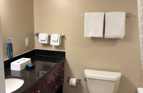 Northeast Virginia Beach Hotel | Luxury Beachfront Resort Studio w/Kitchenette in VA Beach Sleeps 2