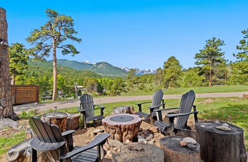 Estes Park Cabin | Luxury Cabin 4bdr Mtn and River Views. Private Hot tub, 2 blocks to downtown