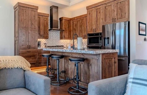 Moab House | Luxury Casita - 2 Master Suites and 2.5 Bathrooms
