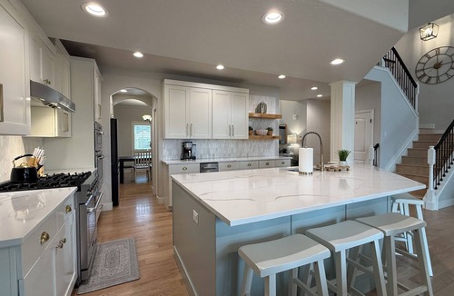 Berthoud House | Luxury Colorado Retreat w/Hot Tub, 7 King Beds, 2 Kitchens & Mountain Sunsets
