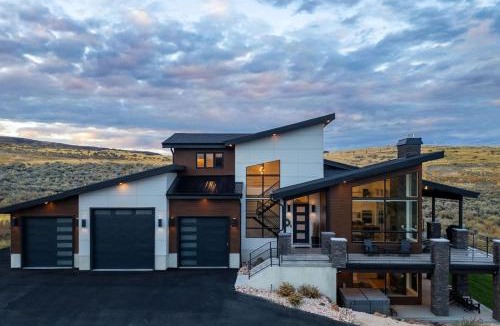 Fish Haven House | Luxury Lodge with Hot Tub, Theater and Pickleball Court