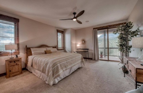 Three Peaks House | Luxury Mountain Retreat | Private Hot Tub Stunning Views Dog Friendly Near 6 Ski Resorts