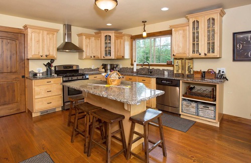 Absarokee Cabin | Luxury Riverfront Beartooth Mountain Lodge - Private Retreat! Visit Yellowstone