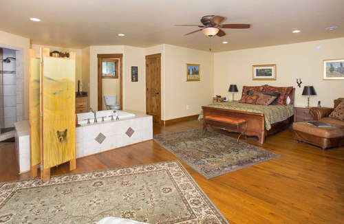 Absarokee Cabin | Luxury Riverfront Beartooth Mountain Lodge - Private Retreat! Visit Yellowstone