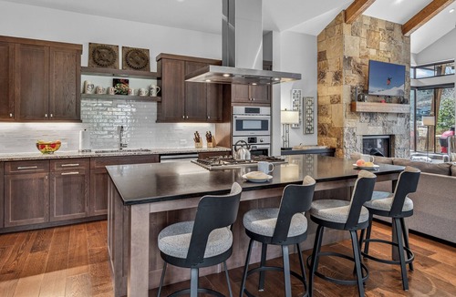 Fairmount On The River House | Luxury W/Mountain Views + Hot Tub + Ski Shuttle - River Song at the Shores