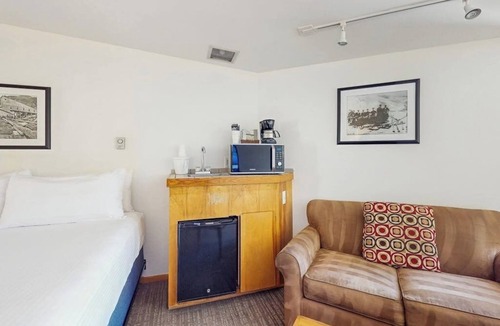 West End Cabin | Main Street room - pool & hot tub - walk to lifts, dog-friendly, top floor