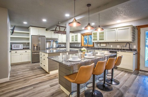 Kalispell Bed & Breakfast | Mid Century-Modern Suite at Country Way Inn