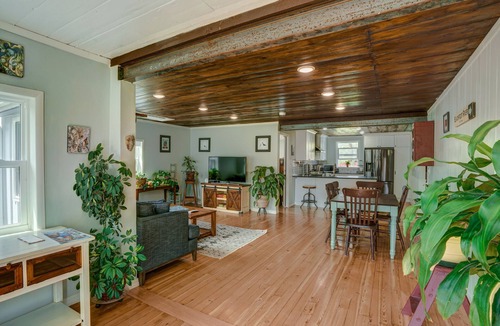 Franklin to the Fort House | MidtownEcoModernFarmhouse PrivateParking FencedYard BrooklineSheets PetFriendly