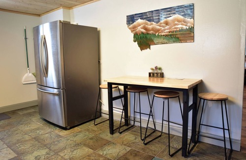 Milltown House | Mill town location by the river w/hot tub